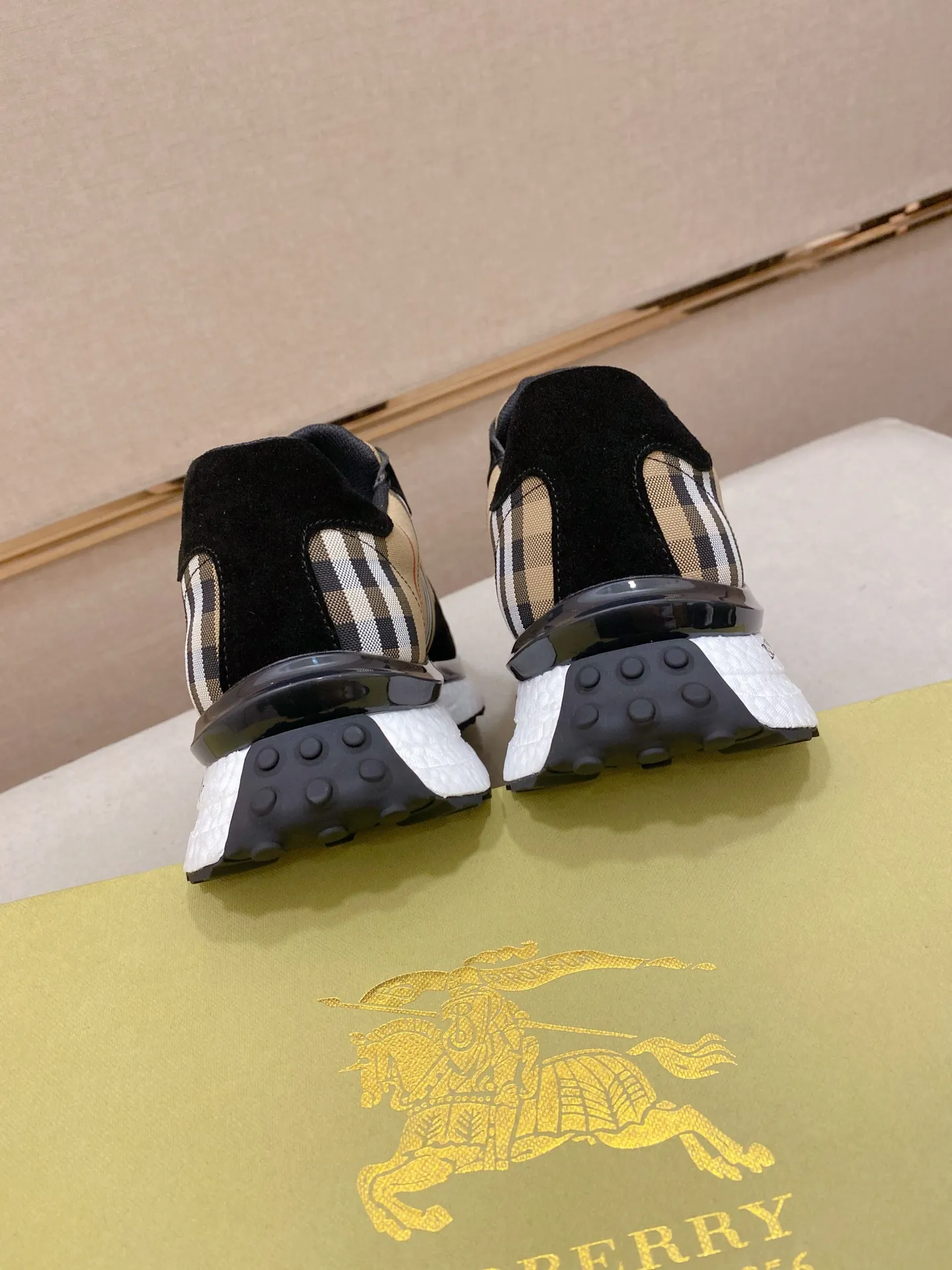 Men's clothing and shoes💰:442💰🇮🇹🇮🇹Synchronized with BURBERRY's top purchasing agents🔍🔍. First-layer cowhide and fabric imported from Italy. Fully imported mesh lining, sole: original sole provided by the original factory, exclusive movable molded sole, super comfortable, original factory follow-up goods, 🔍🔍high quality, can be entered and exited at will, welcome to compare code number 38-44 (45 is custom-made and cannot be returned or exchanged)